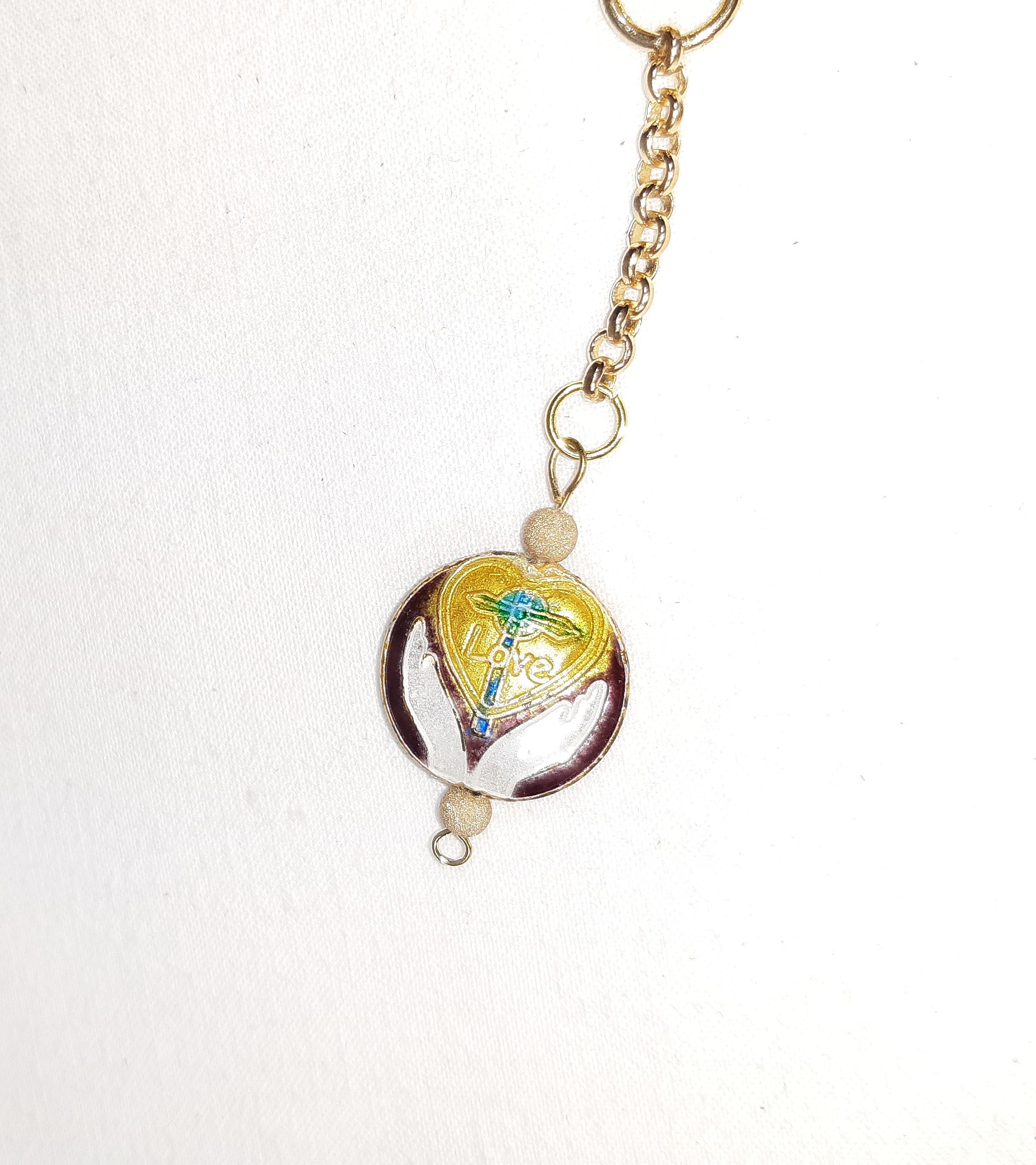 Bijou de sac, pompon cuir coloris jaune avec billes en verre fil&eacute; et cloisonn&eacute;.