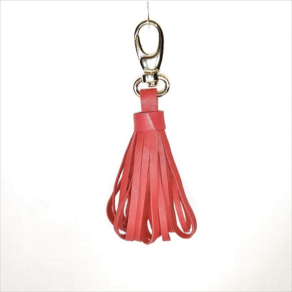 V&auml;ska smycke med lammskinns-pompom i orange-r&ouml;d f&auml;rg.