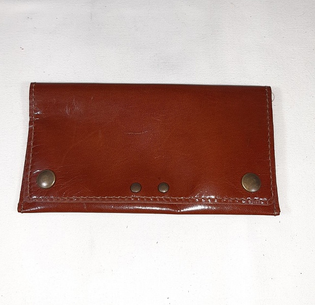Blague &agrave; tabac cuir verni, coloris marron.