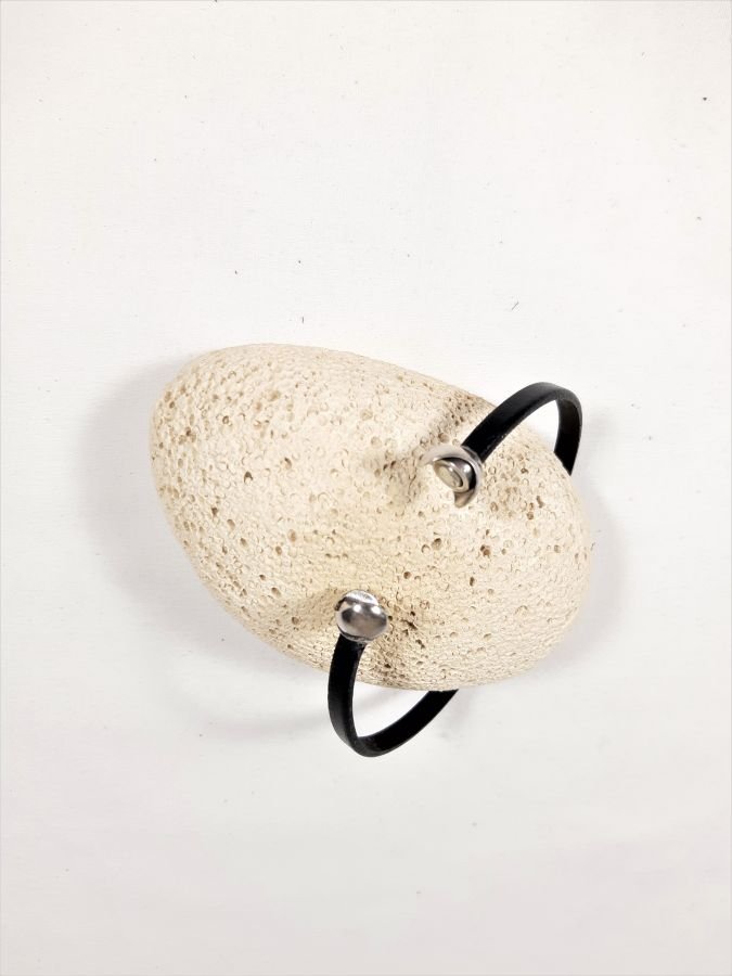 Armbandet i kohudläder svart med magnetlås fotboll.