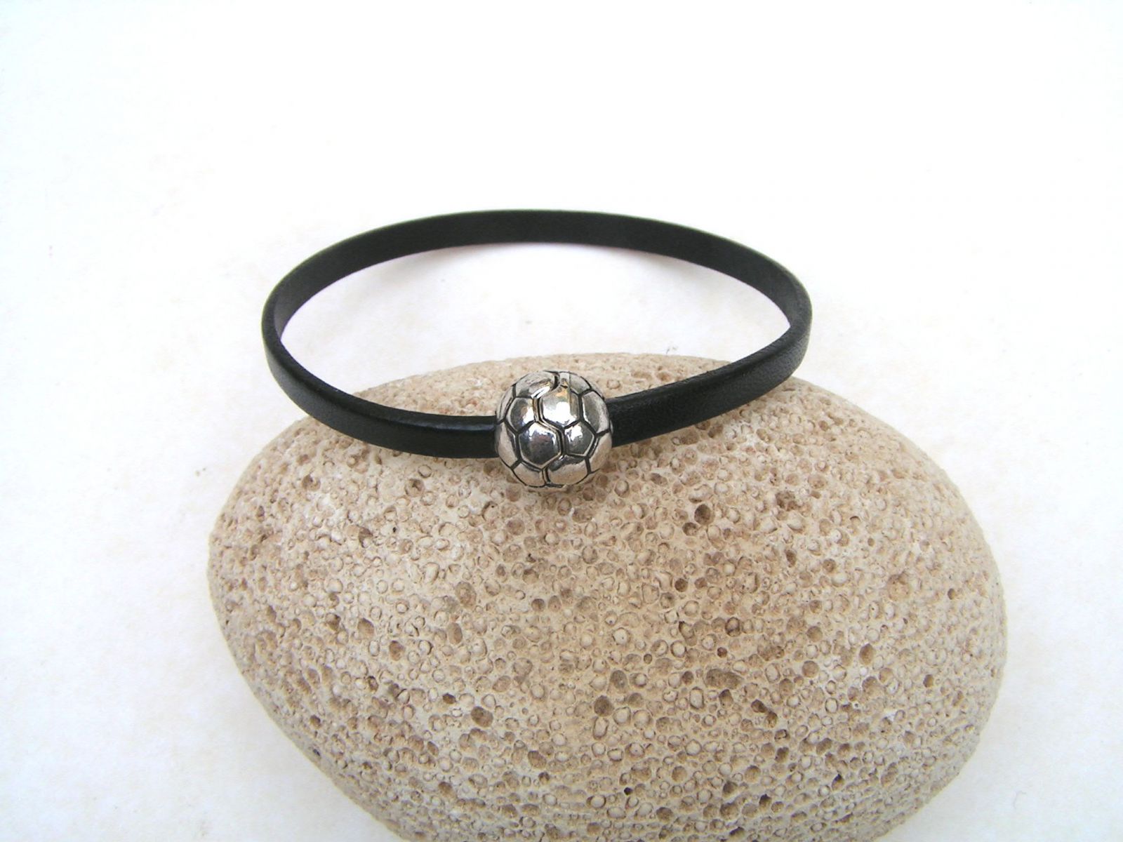 Armbandet i kohudläder svart med magnetlås fotboll.
