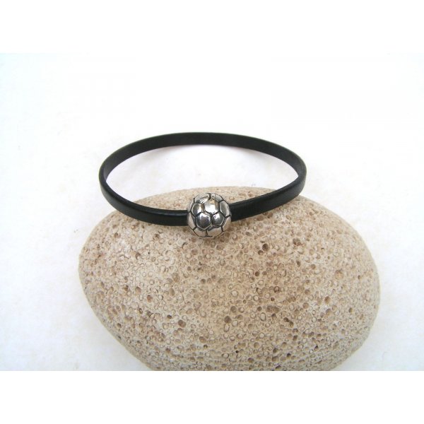 Armbandet i kohudl&auml;der svart med magnetl&aring;s fotboll.