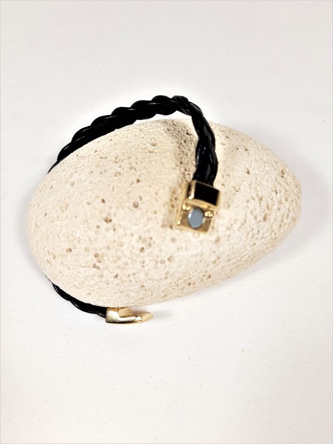 Svart läderarmband av kohud med magnetlås i guld