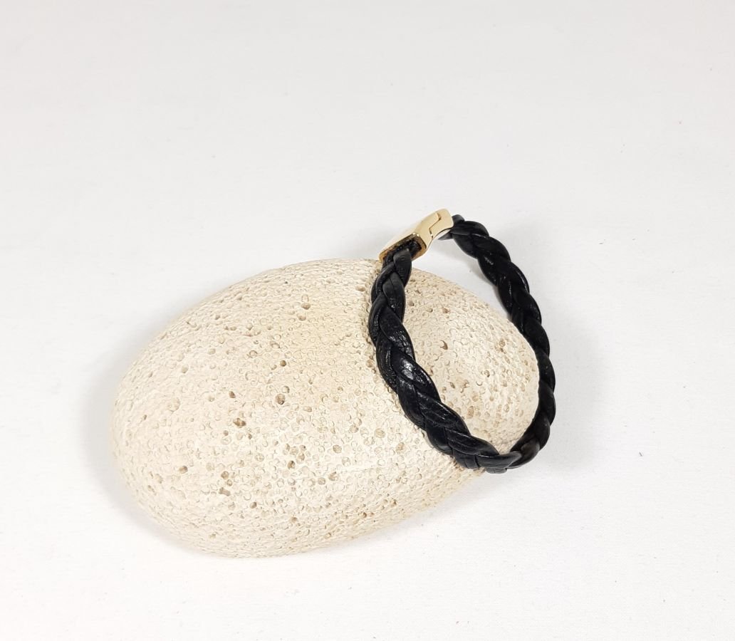 Svart läderarmband av kohud med magnetlås i guld