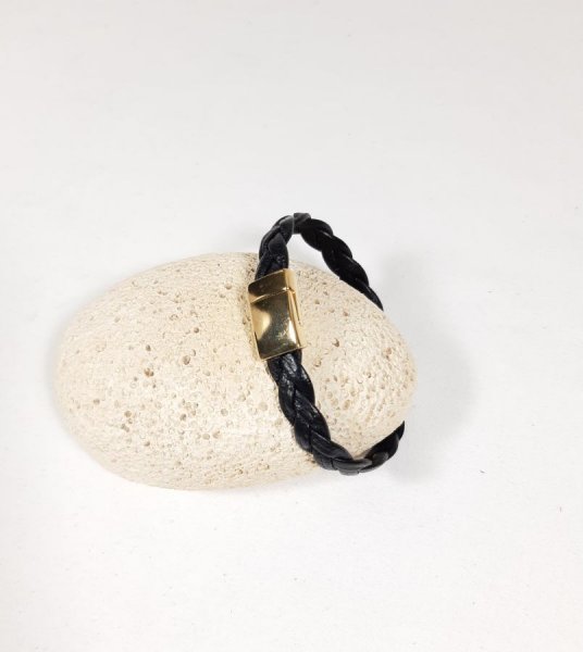 Svart l&auml;derarmband av kohud med magnetl&aring;s i guld