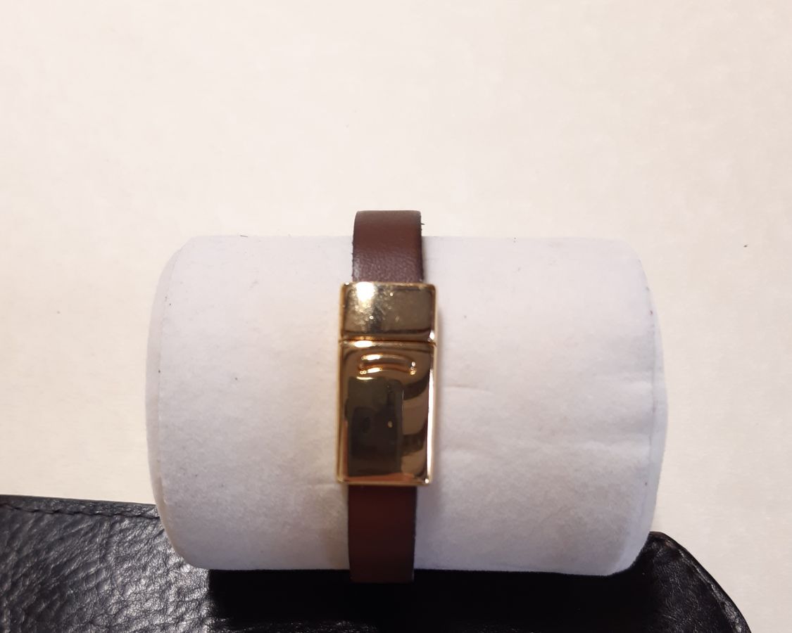 Brunt läderarmband av kohud med magnetlås