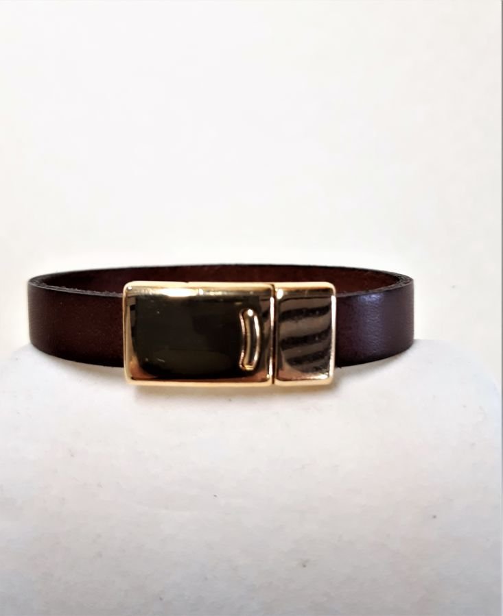 Brunt läderarmband av kohud med magnetlås