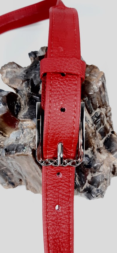 Ceinture pour Elle, en cuir rouge et boucle coloris argent vieilli.