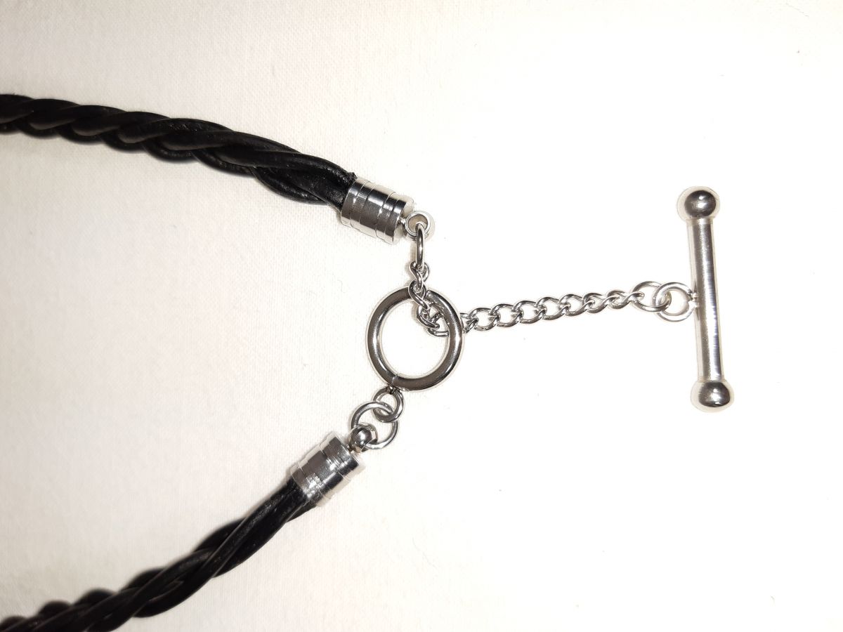 Alla hjärtans dag! Flätat läderhalsband och hänge i antik silvermetall.