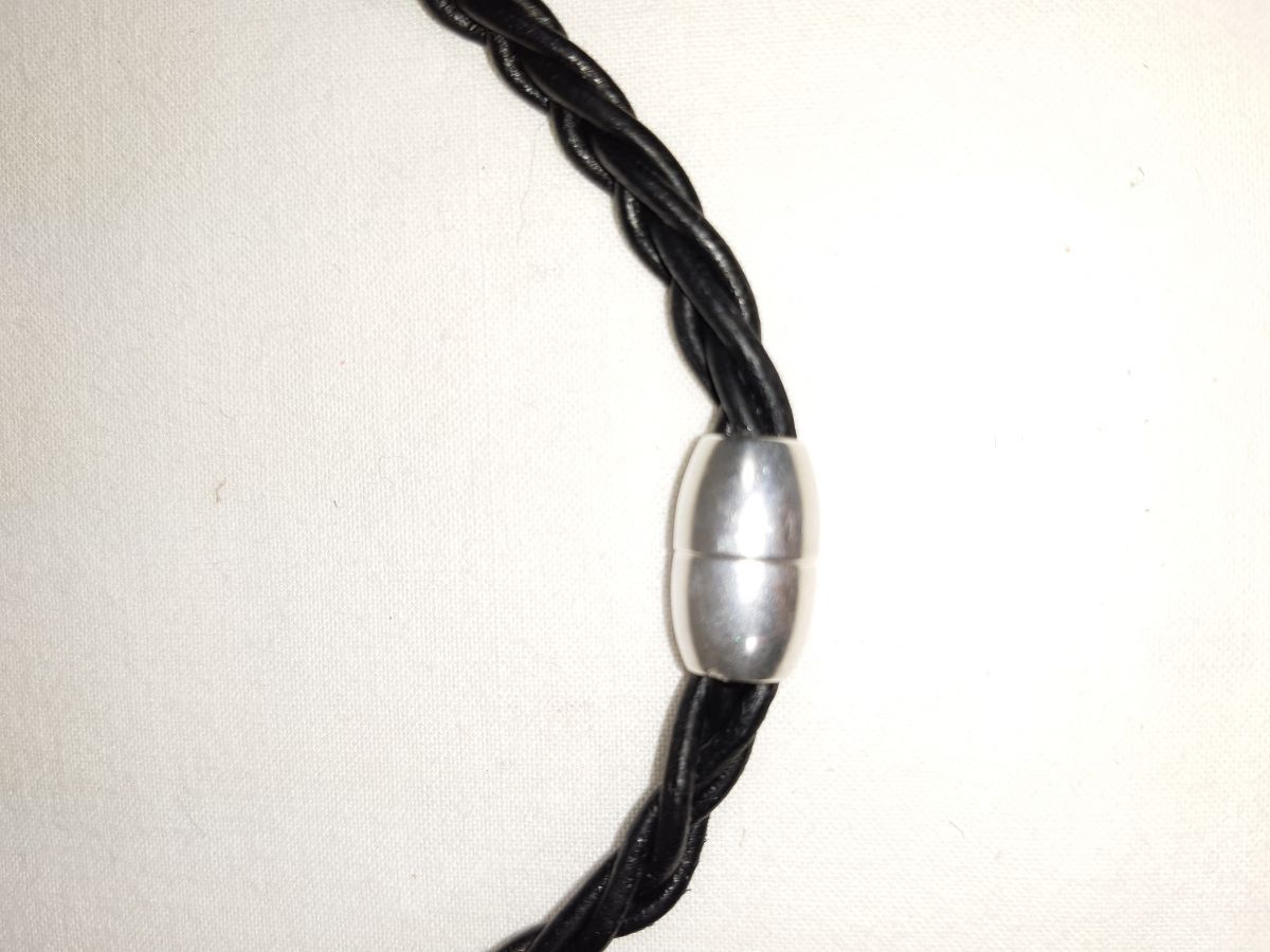 Flätat läderhalsband och hänge i antik silvermetall