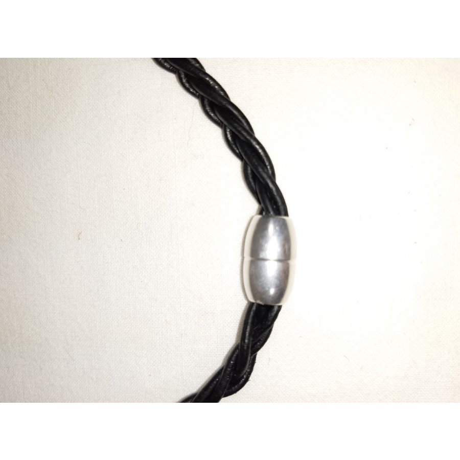 Flätat läderhalsband och hänge i antik silvermetall