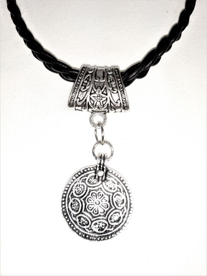 Flätat läderhalsband och hänge i antik silvermetall