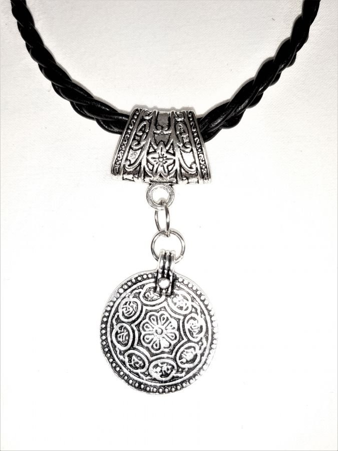 Flätat läderhalsband och hänge i antik silvermetall