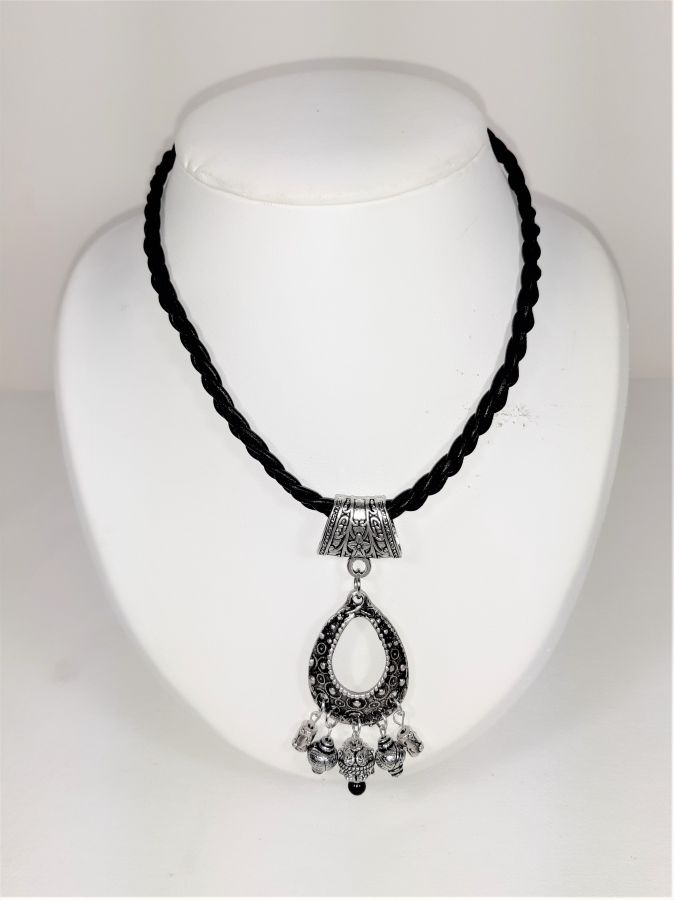Alla hjärtans dag! Flätat läderhalsband och hänge i antik silvermetall.