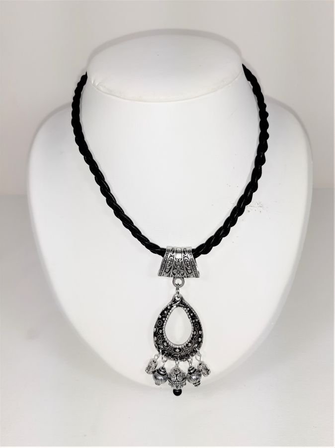 Alla hjärtans dag! Flätat läderhalsband och hänge i antik silvermetall.