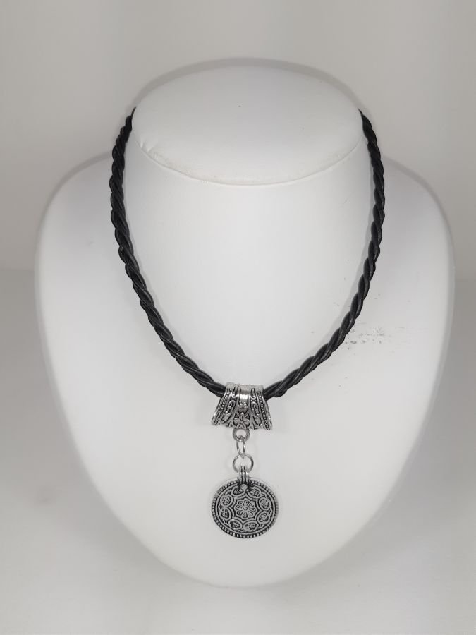 Flätat läderhalsband och hänge i antik silvermetall