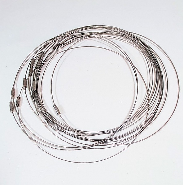 Pour cr&eacute;er des bijoux minimalistes, lot de colliers c&acirc;ble en m&eacute;tal et fermoir &agrave; visser.