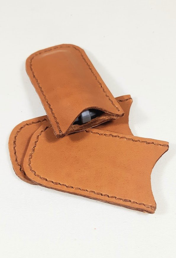 Etui en cuir, cousu main point sellier, pour cl&eacute; usb