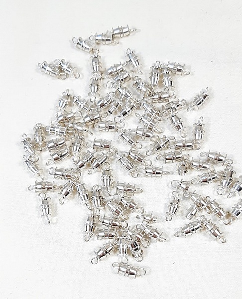 Lot fermoirs &agrave; visser pour des bijoux faciles &agrave; porter avec une finition parfaite.
