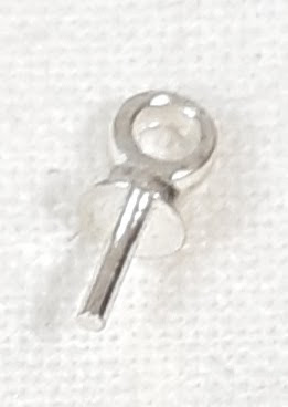 Lot de 100 attaches pendentif, clous avec oeillet m&eacute;tal coloris argent.