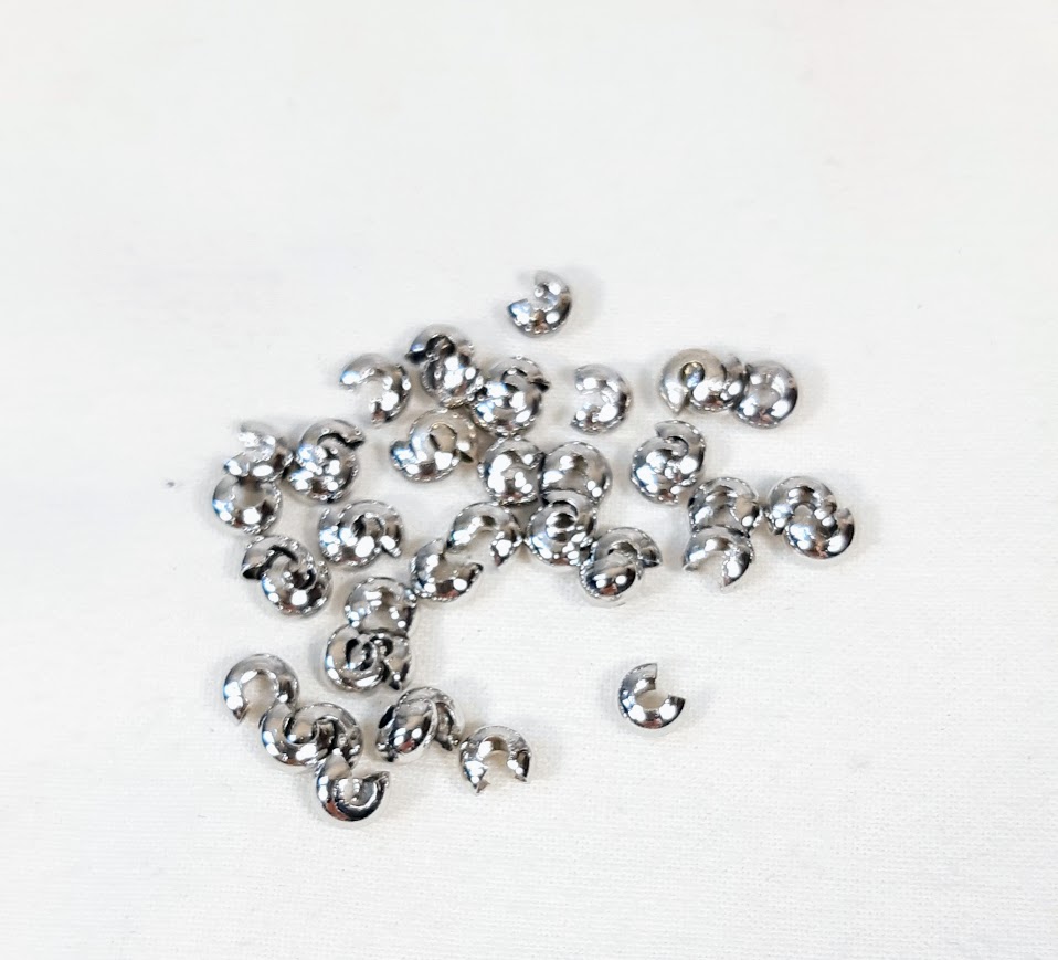 Lot de 45 cache noeud ou perle &agrave; &eacute;craser m&eacute;tal coloris argent 4mm.