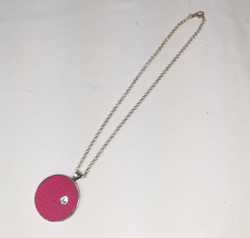 Läder och swaroski kristall medaljong i fushia rosa