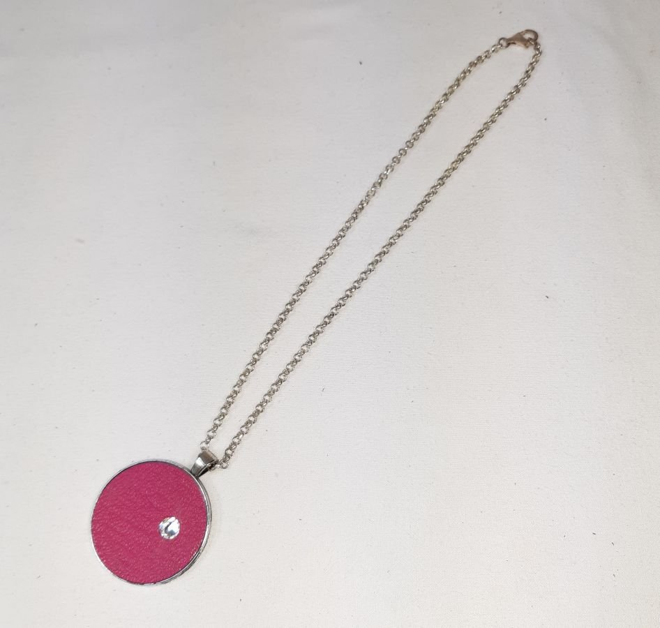 Läder och swaroski kristall medaljong i fushia rosa