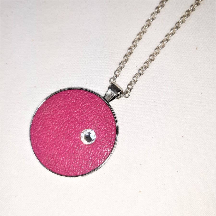 Läder och swaroski kristall medaljong i fushia rosa