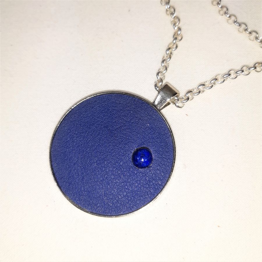 Hänge i mässing och blått läder med lapis lazuli cabochon.