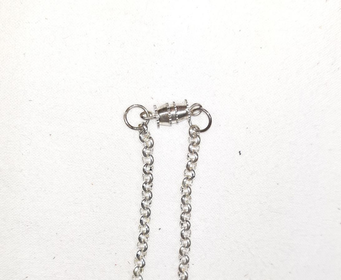 Hänge i mässing och blått läder med lapis lazuli cabochon.
