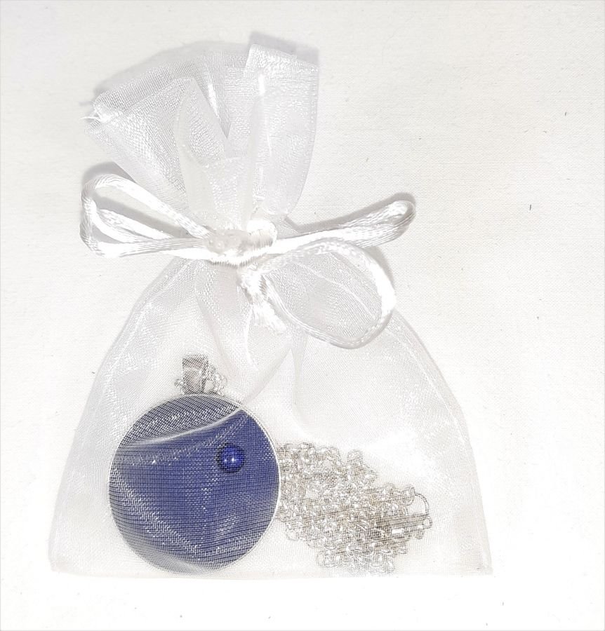 Hänge i mässing och blått läder med lapis lazuli cabochon.