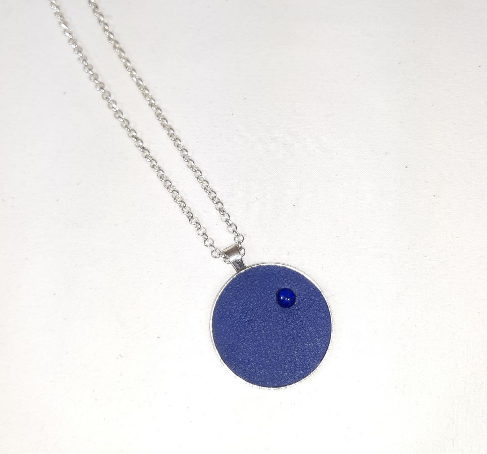 Hänge i mässing och blått läder med lapis lazuli cabochon.