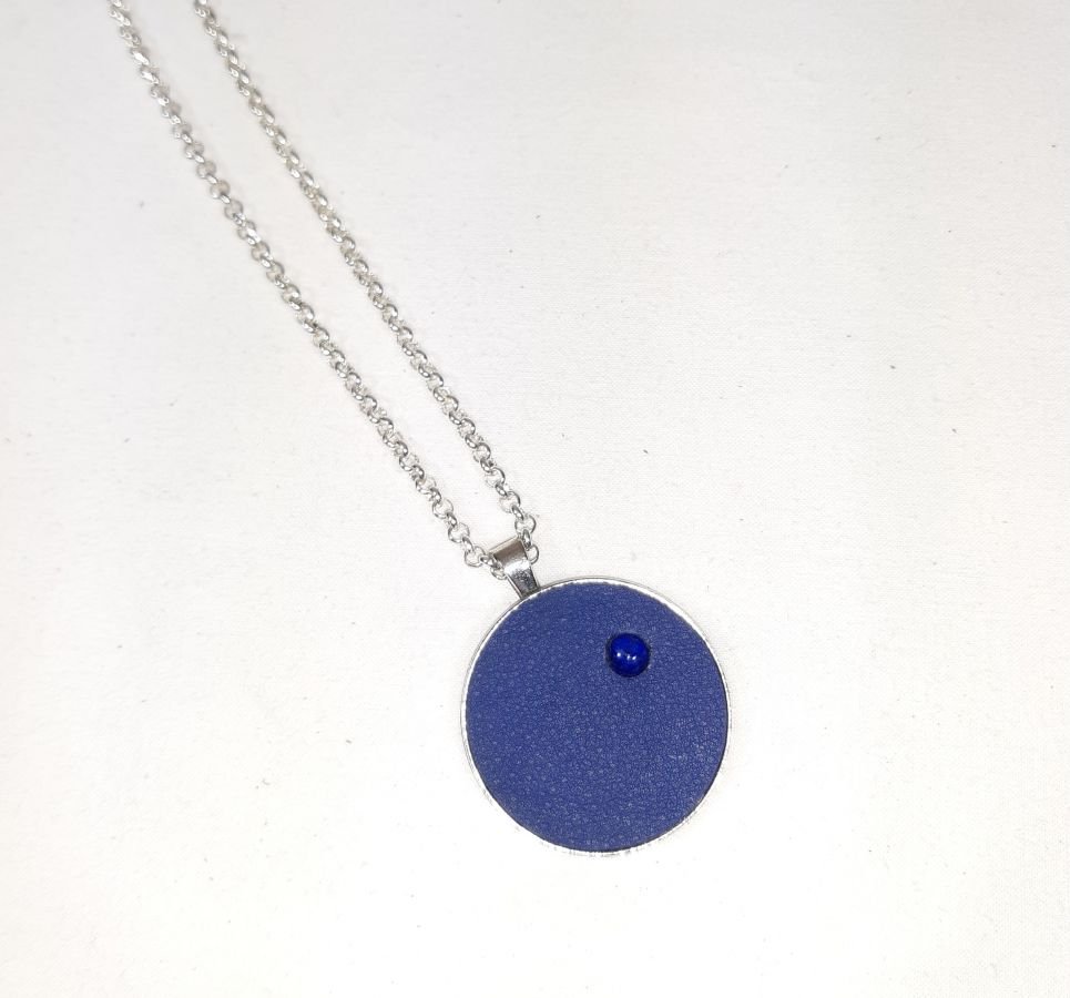 Hänge i mässing och blått läder med lapis lazuli cabochon.