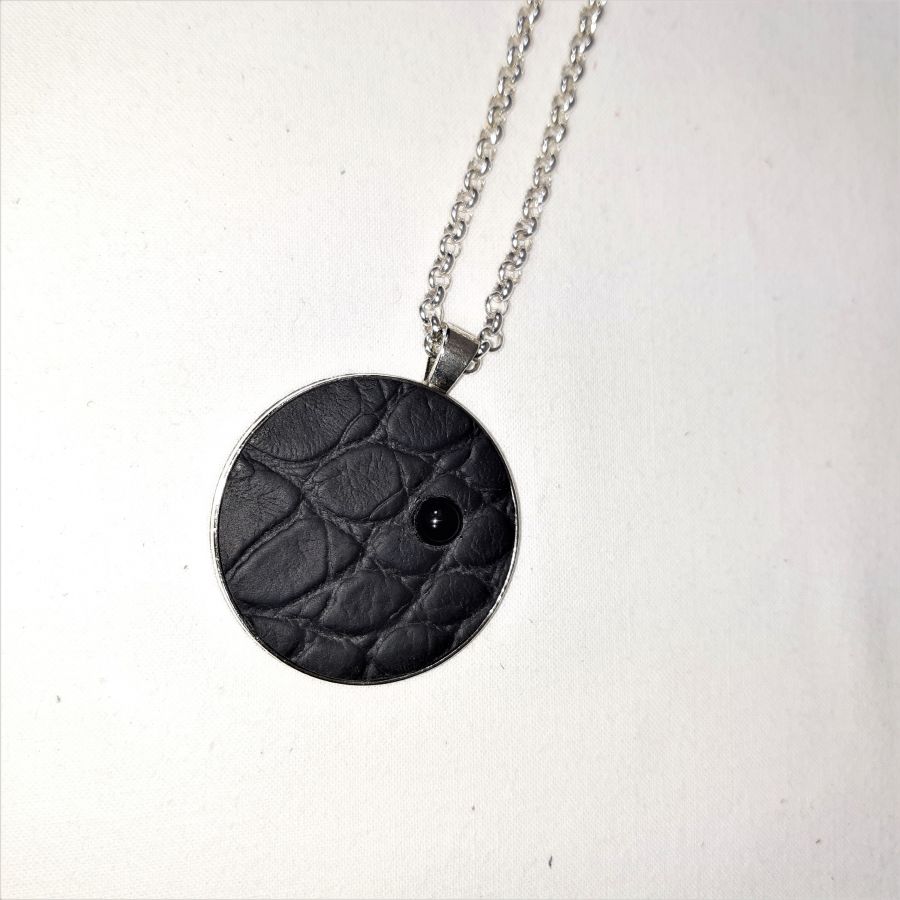Hänge i mässing och svart läder, natursten cabochon onyx.