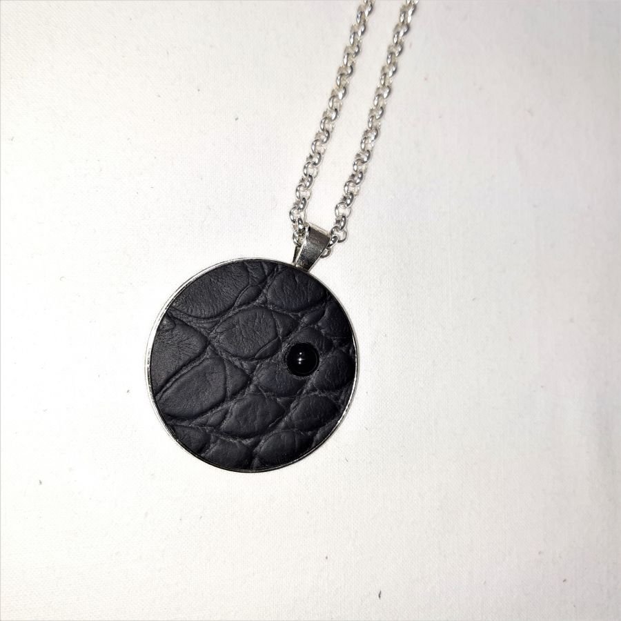 Hänge i mässing och svart läder, natursten cabochon onyx.