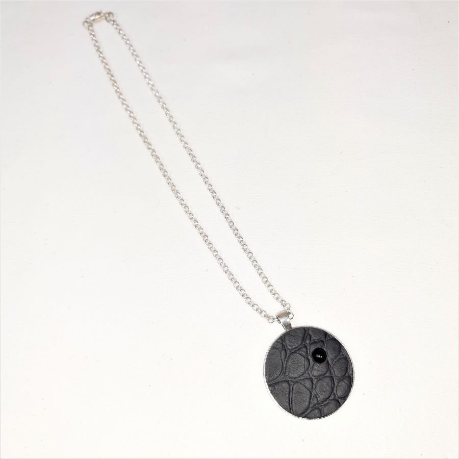 Hänge i mässing och svart läder, natursten cabochon onyx.