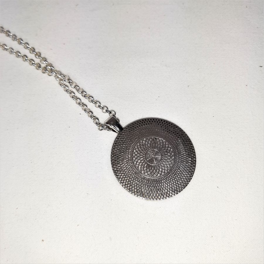 Hänge i mässing och svart läder, natursten cabochon onyx.