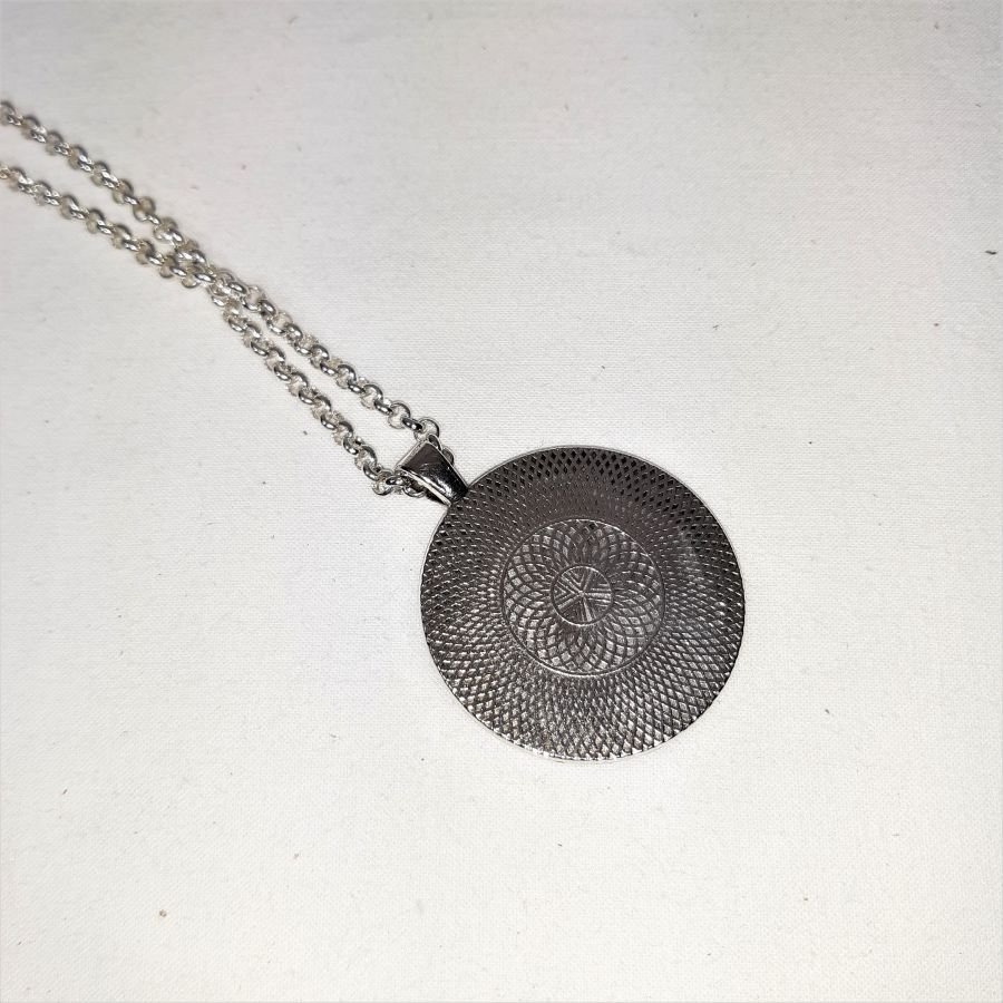 Hänge i mässing och svart läder, natursten cabochon onyx.