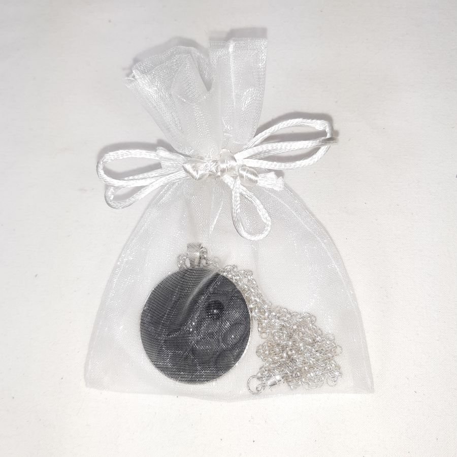 Hänge i mässing och svart läder, natursten cabochon onyx.