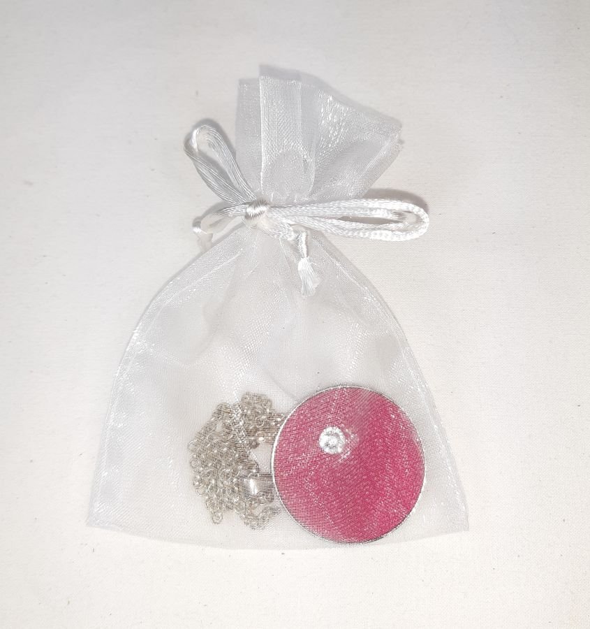 Hänge i mässing och rosa läder, cabochon av natursten i rosakvarts.