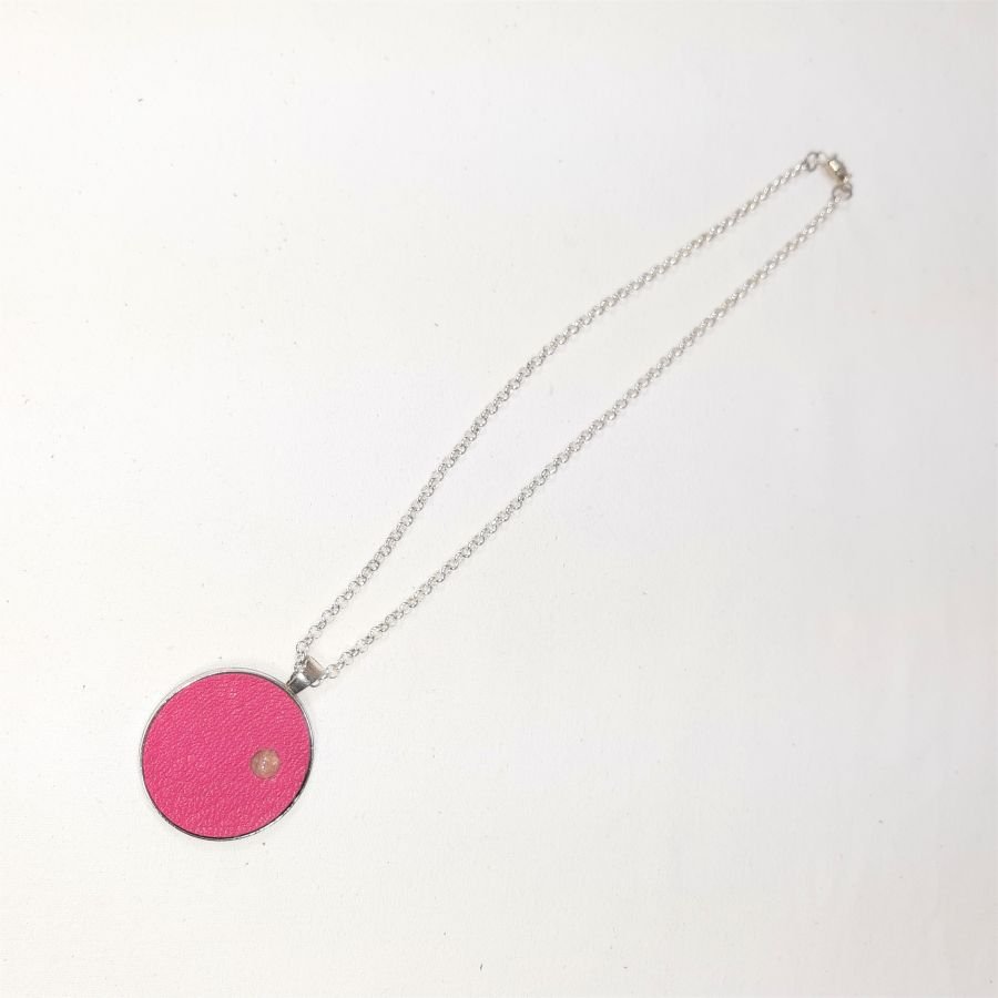 Hänge i mässing och rosa läder, cabochon av natursten i rosakvarts.