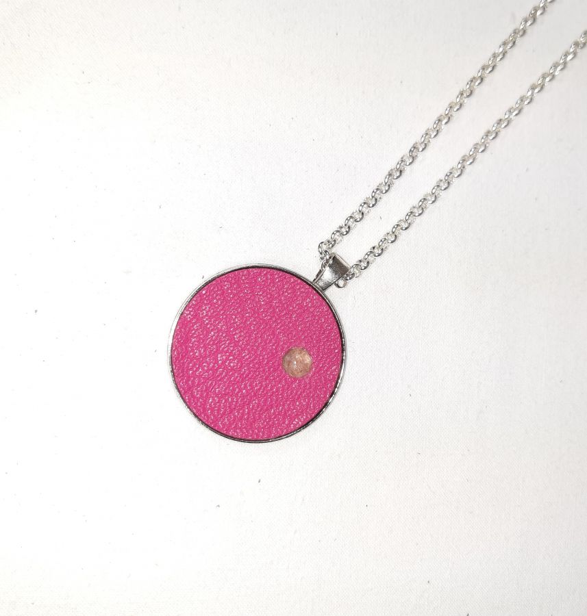 Hänge i mässing och rosa läder, cabochon av natursten i rosakvarts.