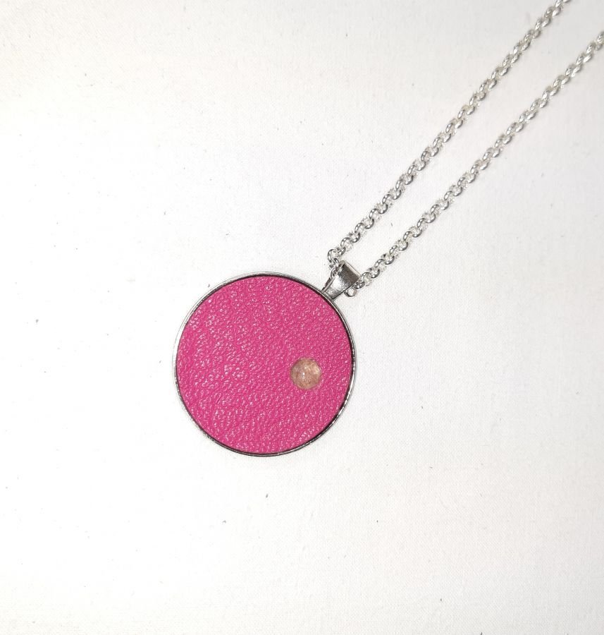 Hänge i mässing och rosa läder, cabochon av natursten i rosakvarts.