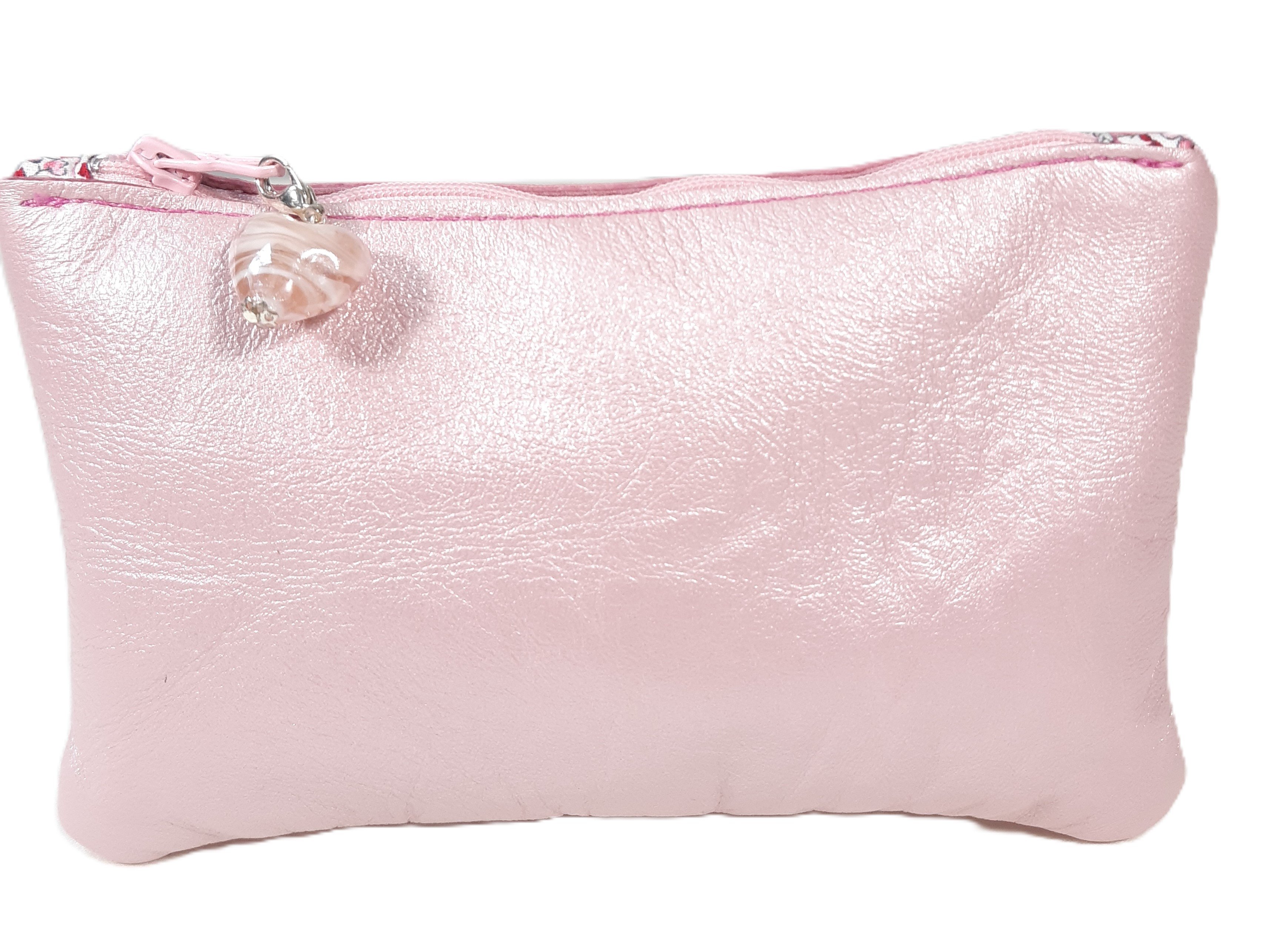 Pochette "girly" pour retrouver facilement les petits objets du quotidien.