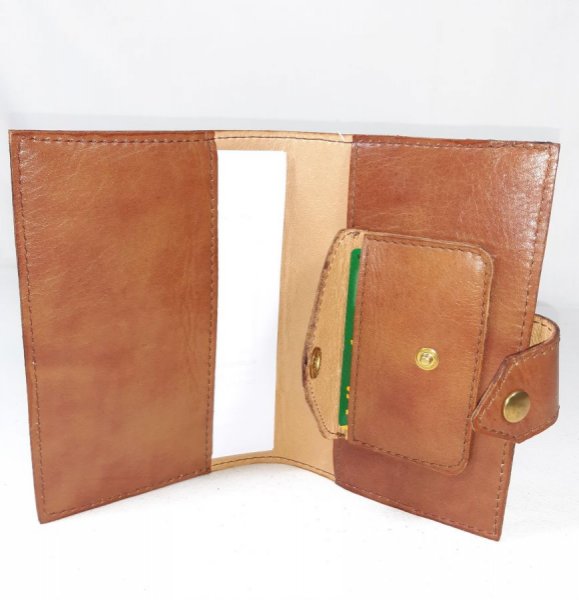 Pochette sant&eacute; en  cuir de vachette coloris havane.