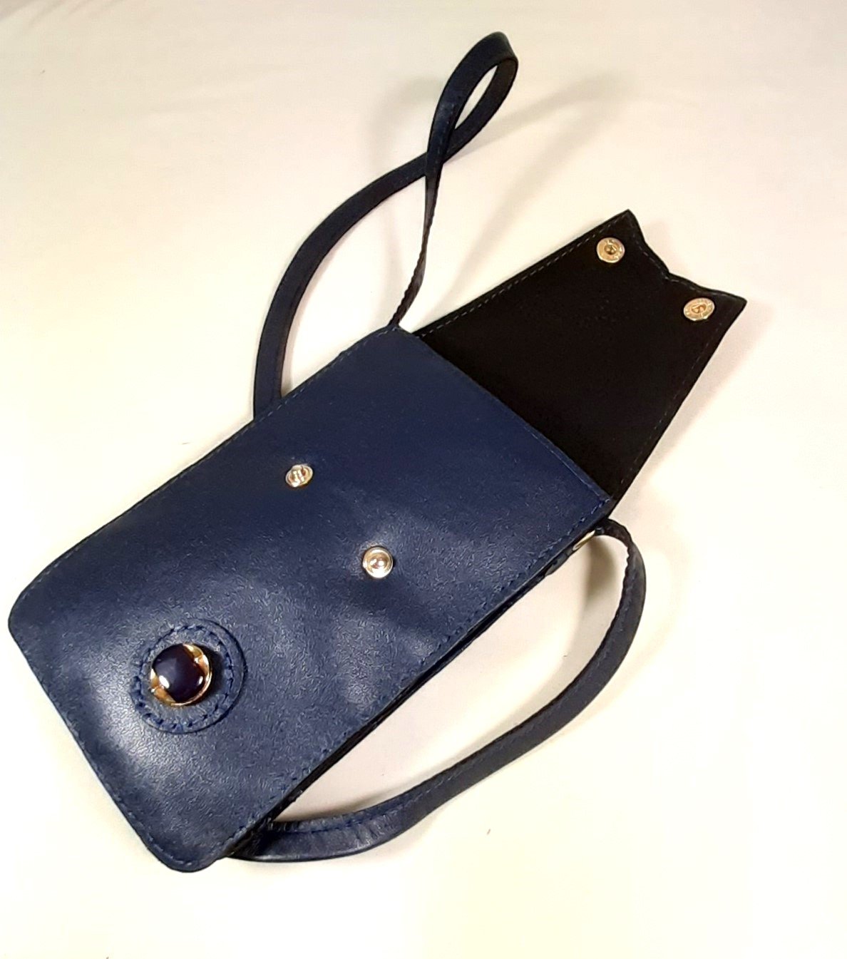 Pochette pour smarthone en cuir, longue bandoulière pour un porté travers.