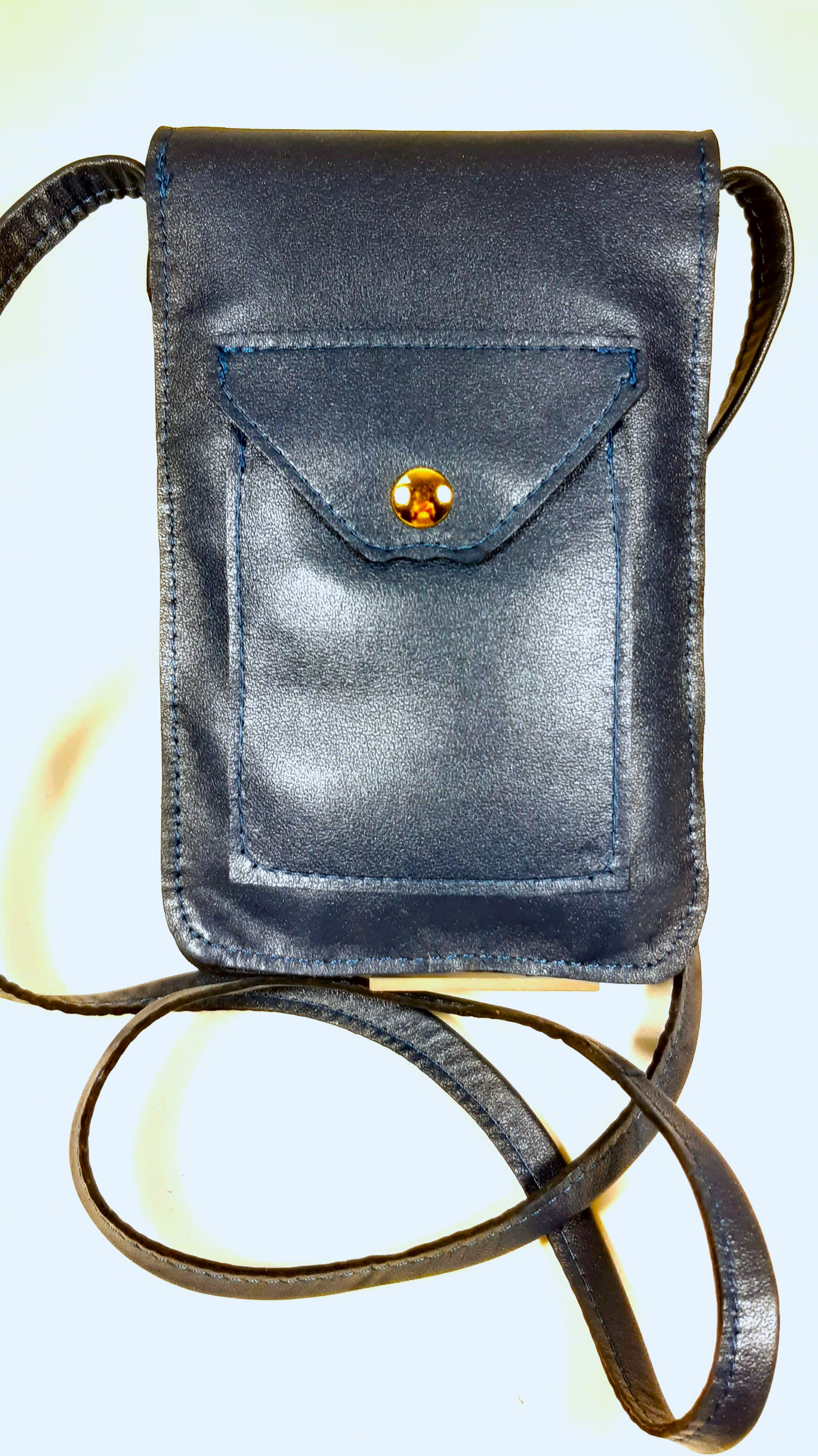Pochette pour smarthone en cuir, longue bandoulière pour un porté travers.