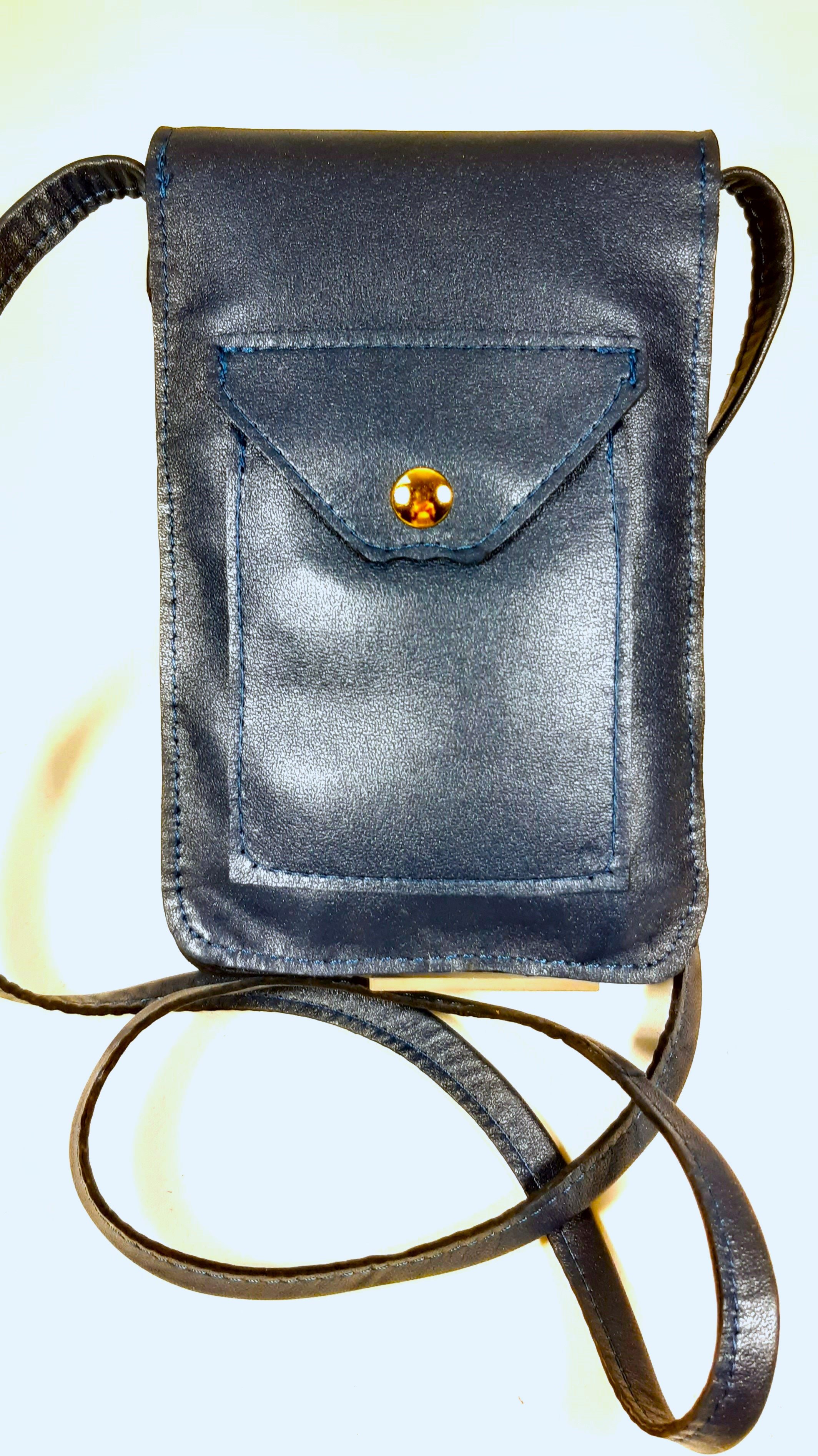 Pochette pour smarthone en cuir, longue bandoulière pour un porté travers.
