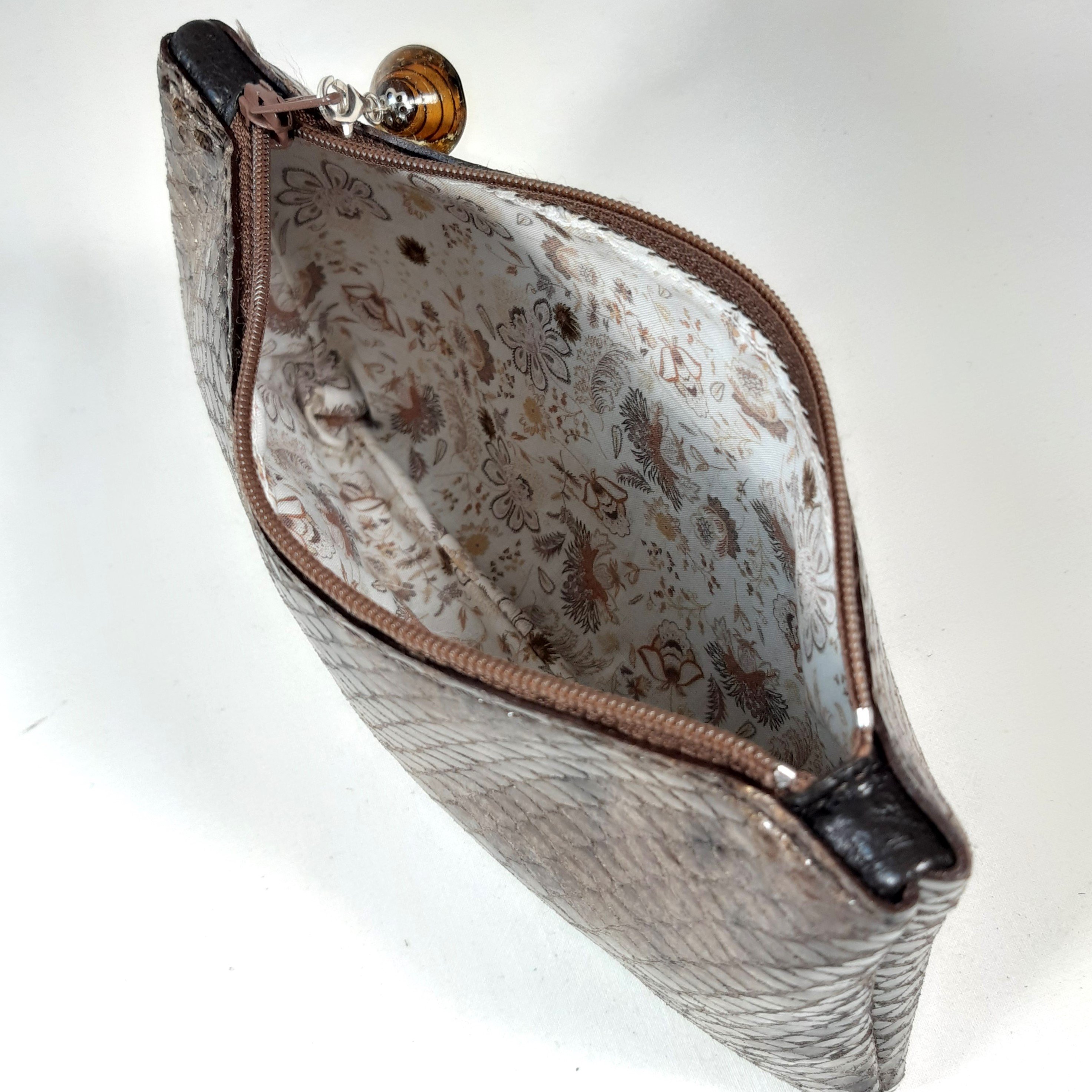 Pochette tendance pour retrouver facilement les petits objets du quotidien.