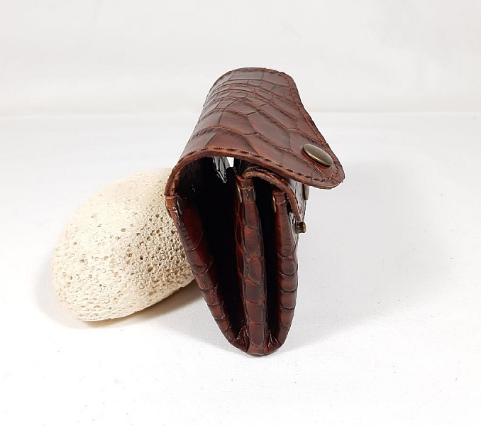 Retro myntv&auml;ska av tryckt kohud.